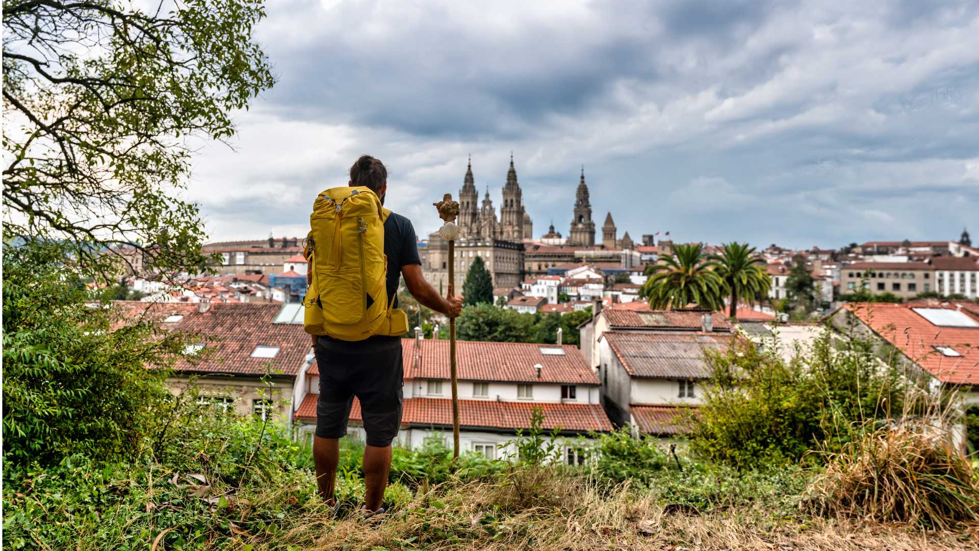 Peregrino chegando a Santiago de Compostela